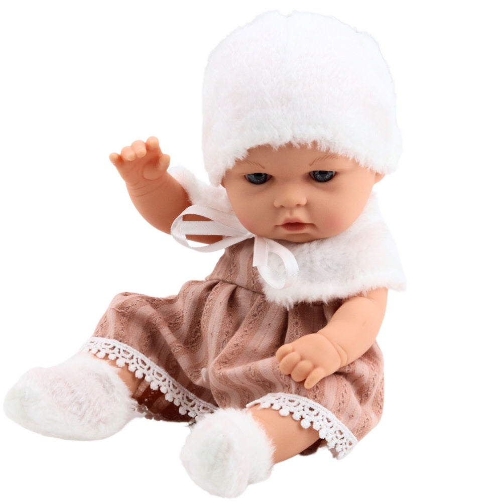 Babydocka 29 cm med beige klänning, mössa och strumpor