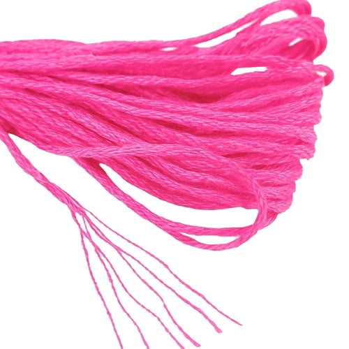 Broderikit 207 delar med 100 färger, trådar 8 m, 5 broderiram