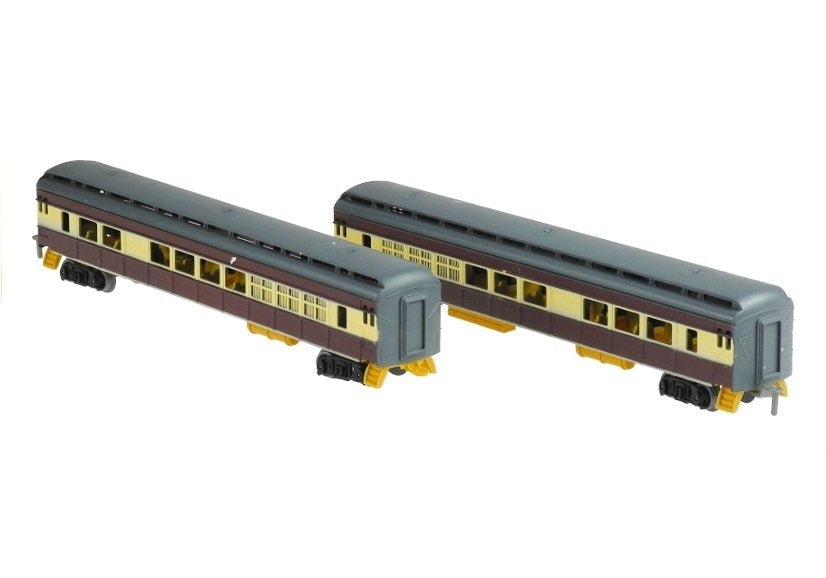 Elektriskt tågset med spår, lok + 4 vagnar och 6 träd