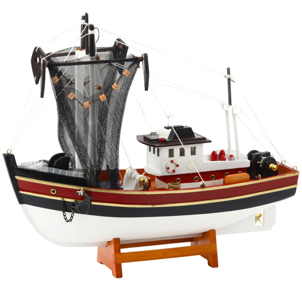 Fiskebåtsmodell i trä 38 cm med fiskenät och träbas nautisk dekor