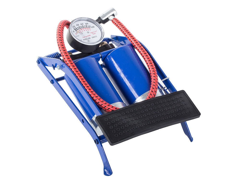 Fotpump dubbelcylinder med manometer 100 PSI/7 bar inkl 2 adaptrar