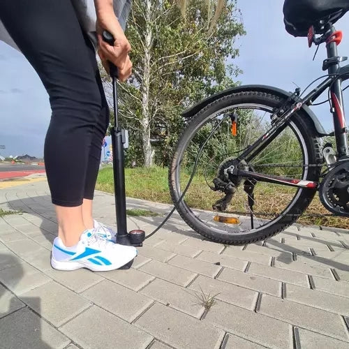 Golvpump med manometer 16 bar, universal för bil/cykelventil, 3 munstycken