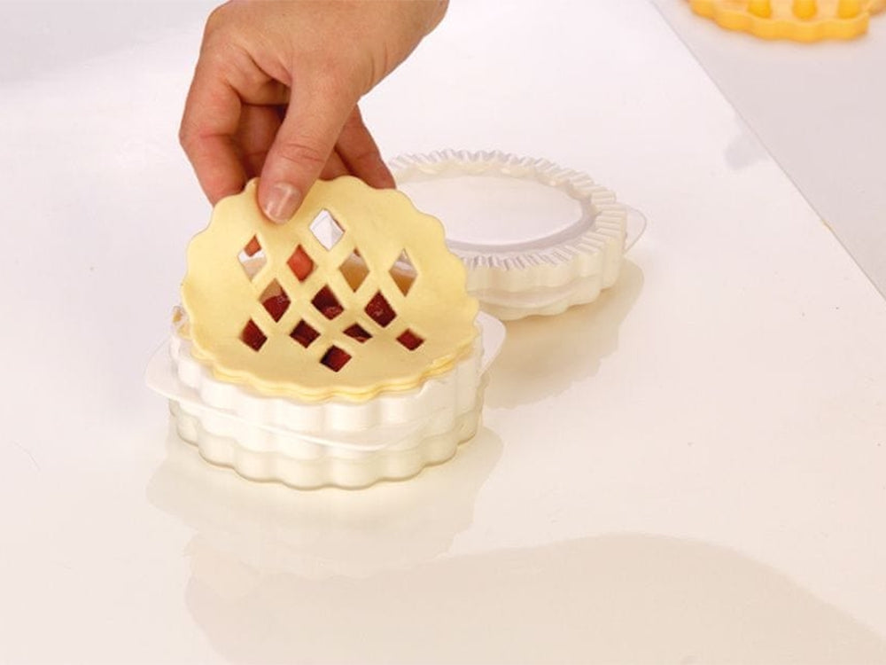 Pajform med smördegskniv 3 mönster och plastnål Ø11,5 cm
