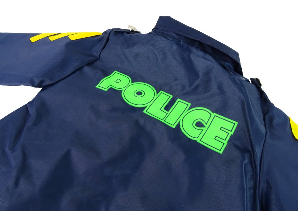 Polisdräkt barn med hatt, badge, handbojor och walkie-talkie