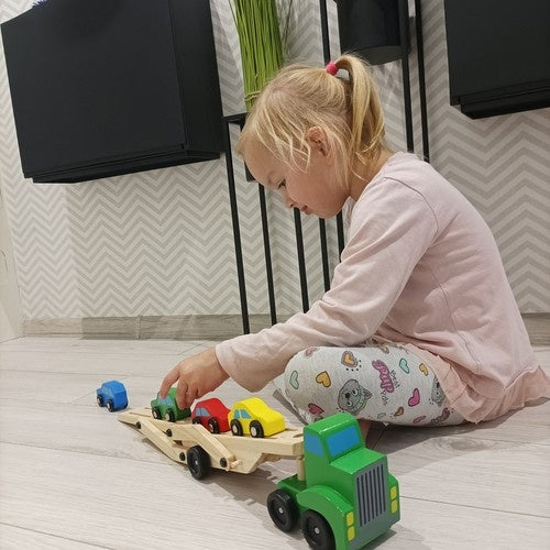 Trälastbil med släp och 4 bilar, leksaksset 24 mån+