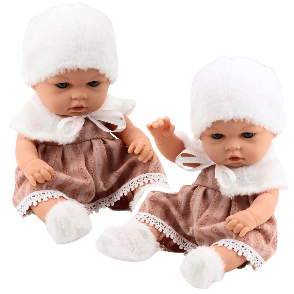 Babydocka 29 cm med beige klänning, mössa och strumpor