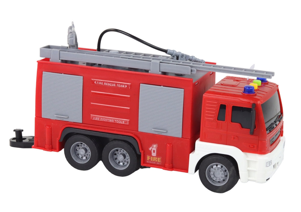 Brandbil med släp 1:16 med ljus/ljud och vattenpump 45 cm