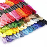 Broderigarn mouline 100-pack 8 m/docka slumpmässiga färger