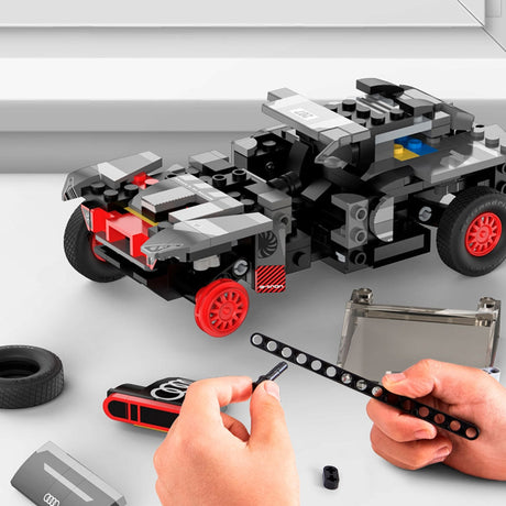 Byggklossar bilmodell 1:30 Audi RS Q e-tron 376 delar