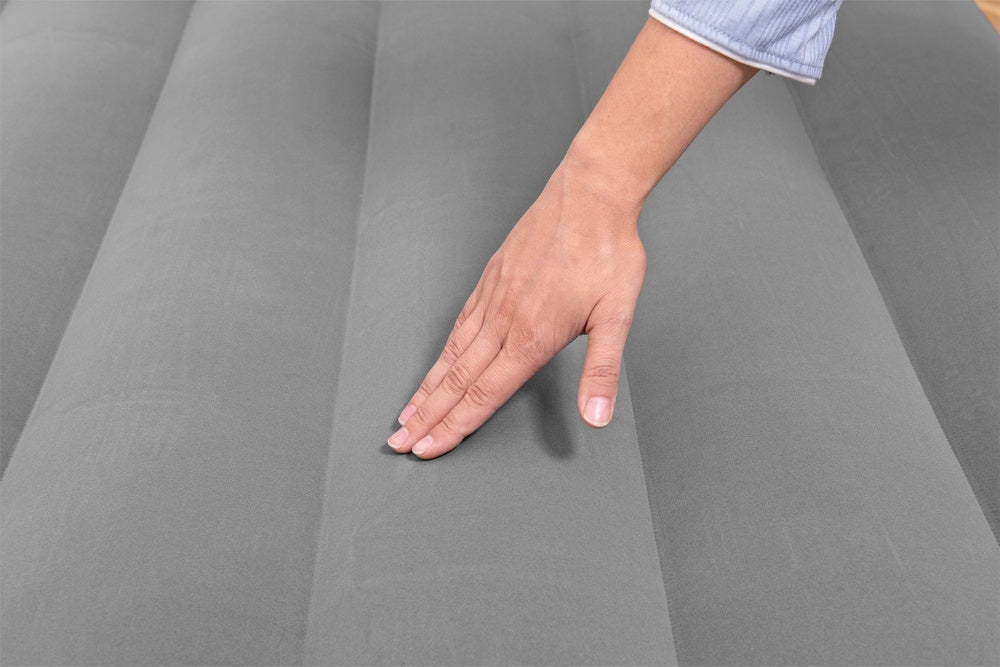 Dubbel luftmadrass 203x152x46 cm med inbyggd 220-240V pump och kudde