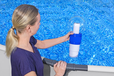 Flytande klor/bromdispenser solcell med LED för 7,6 cm tabletter