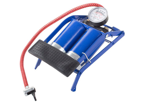 Fotpump dubbelcylinder med manometer 100 PSI/7 bar inkl 2 adaptrar