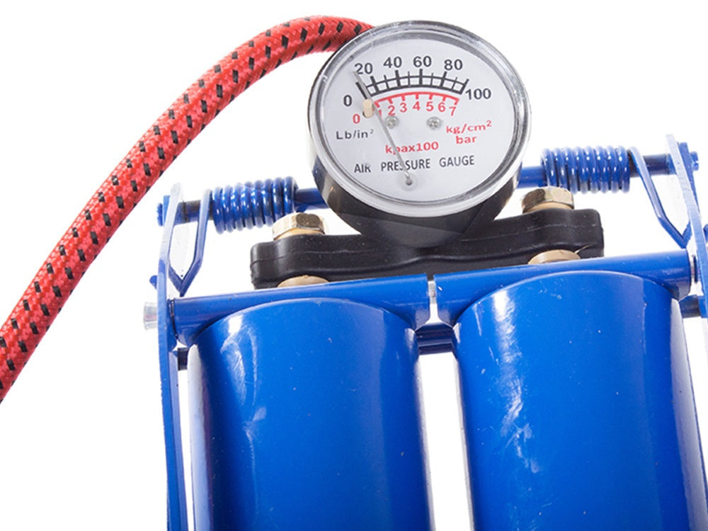 Fotpump dubbelcylinder med manometer 100 PSI/7 bar inkl 2 adaptrar