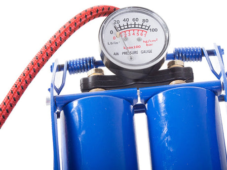 Fotpump dubbelcylinder med manometer 100 PSI/7 bar inkl 2 adaptrar