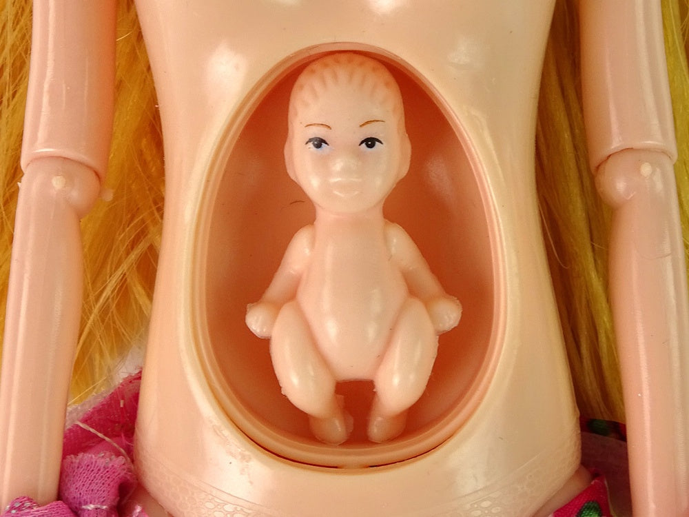 Gravid docka 30 cm med bebis i magen, rörliga lemmar, rosa klänning