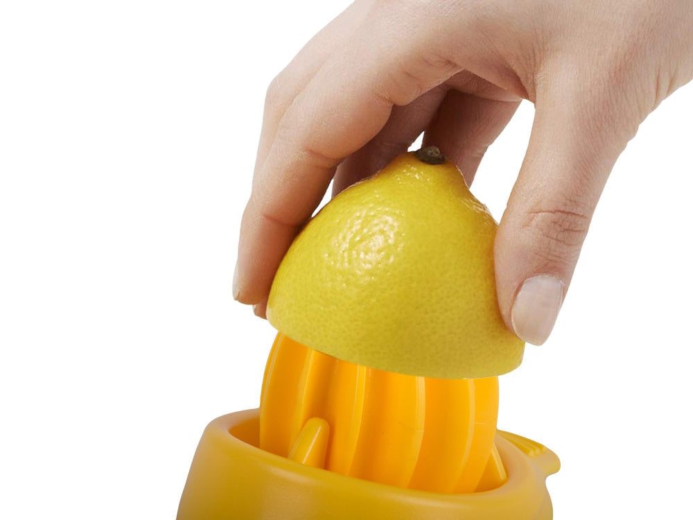 Manuell citruspress i plast 50 ml gul 12,5x8 cm