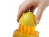 Manuell citruspress i plast 50 ml gul 12,5x8 cm