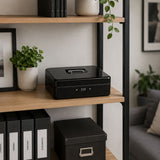 Pengarbox metall med kombinationslås och hylla 24x9x30 cm svart
