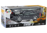 Radiostyrd driftbil 1:18 svart 2,4GHz med ljus/ljud + batteri/laddare