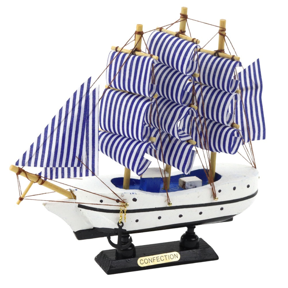 Tre-mastad segelbåtsmodell i trä med bas 18x17,5x4 cm