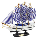 Tre-mastad segelbåtsmodell i trä med bas 18x17,5x4 cm