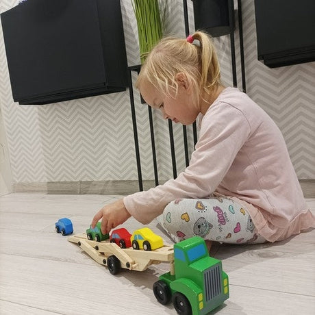 Trälastbil med släp och 4 bilar, leksaksset 24 mån+