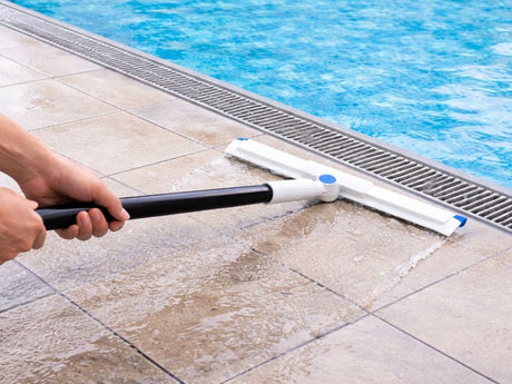 Vattenskrapa 49 cm med teleskopskaft 61,5–144 cm + 1 överdrag