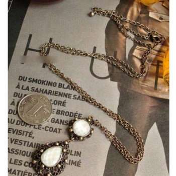 Halsband vintage vita stenar